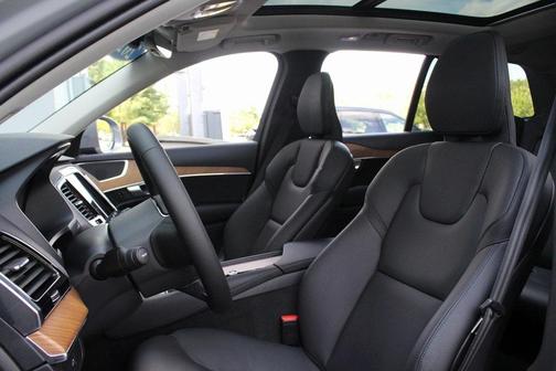 2024 Volvo XC90 B5 Plus Bright Theme