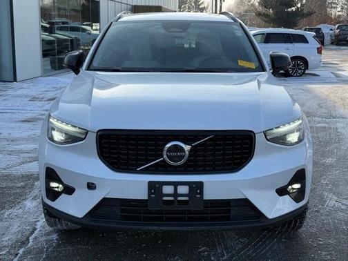 2023 Volvo XC40 B5 Plus Dark Theme