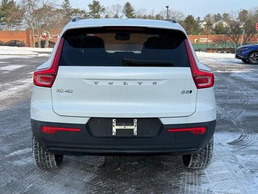2023 Volvo XC40 B5 Plus Dark Theme