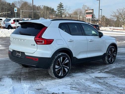 2023 Volvo XC40 B5 Plus Dark Theme