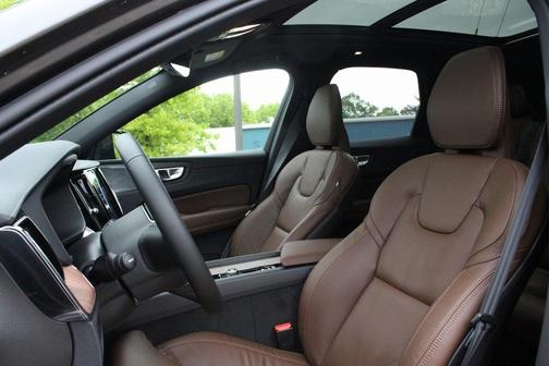 2025 Volvo XC60 B5 Ultra
