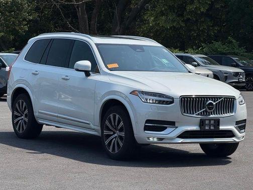 Crystal White Metallic 2023 Volvo XC90 B6 Plus 7-Seater