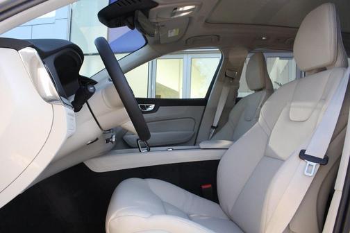 2025 Volvo XC60 Plug-In Hybrid T8 Plus