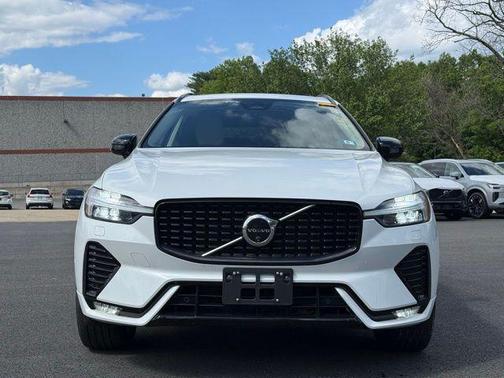 Crystal White Metallic 2024 Volvo XC60 B5 Plus Dark Theme