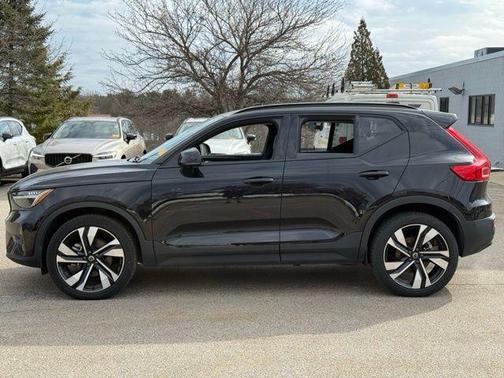 2025 Volvo XC40 B5 Plus Dark Theme