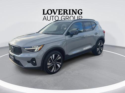 Metallic 2024 Volvo XC40 B5 Plus Dark Theme