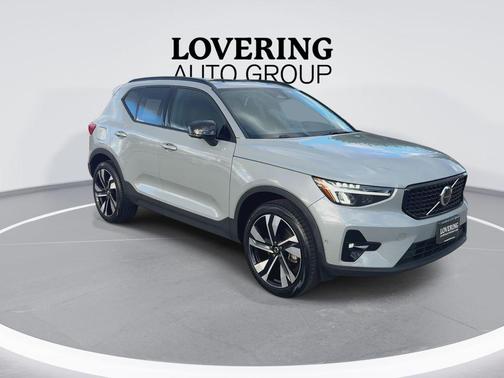 Metallic 2024 Volvo XC40 B5 Plus Dark Theme