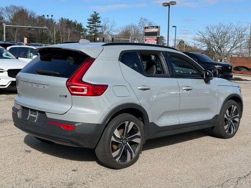 2024 Volvo XC40 B5 Plus Dark Theme