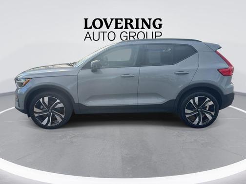 Metallic 2024 Volvo XC40 B5 Plus Dark Theme