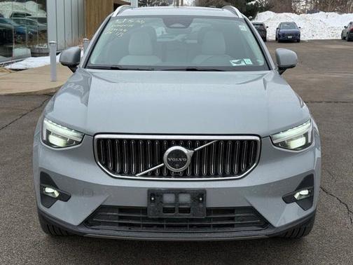 2025 Volvo XC40 B5 Plus Bright Theme