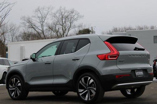 2025 Volvo XC40 B5 Plus Bright Theme