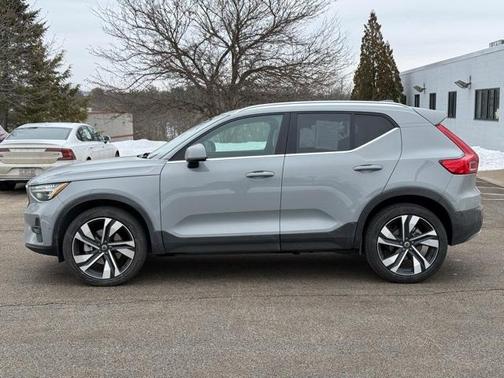 2025 Volvo XC40 B5 Plus Bright Theme