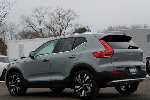 2025 Volvo XC40 B5 Plus Bright Theme