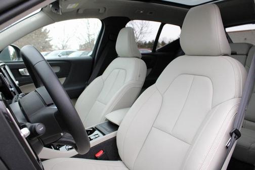 2025 Volvo XC40 B5 Plus Bright Theme