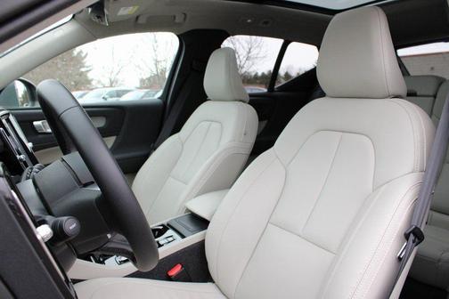 2025 Volvo XC40 B5 Plus Bright Theme