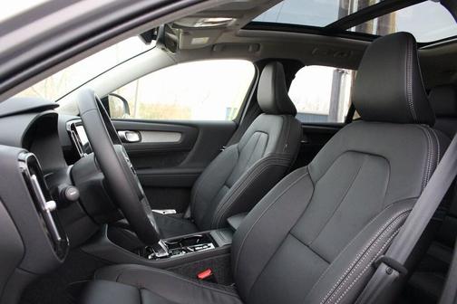 2025 Volvo XC40 B5 Ultra Dark Theme