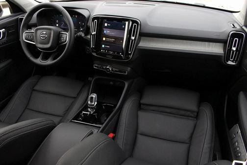 2025 Volvo XC40 B5 Ultra Dark Theme