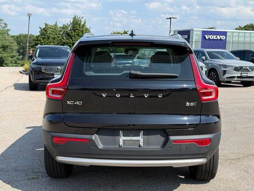 Onyx Black Metallic 2024 Volvo XC40 B5 Plus Bright Theme