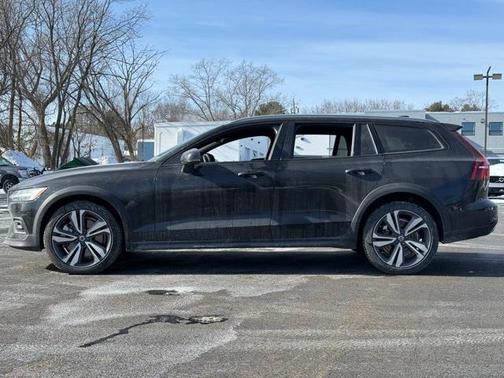 2025 Volvo V60 Cross Country B5 Plus