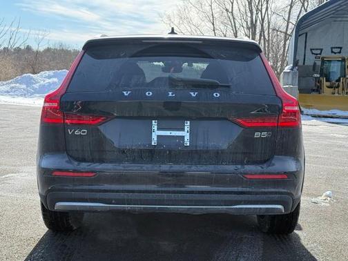 2025 Volvo V60 Cross Country B5 Plus