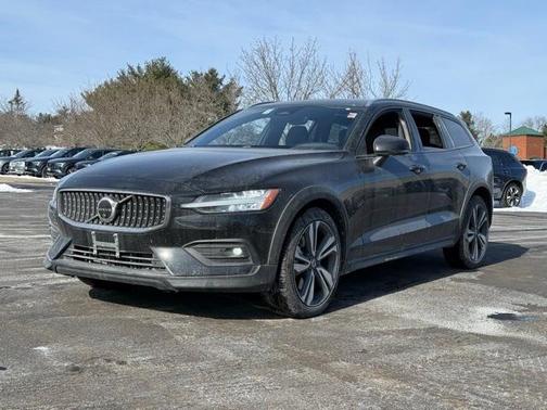 2025 Volvo V60 Cross Country B5 Plus