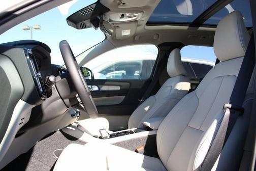 2025 Volvo XC40 B5 Plus Dark Theme