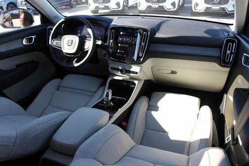 2025 Volvo XC40 B5 Plus Dark Theme