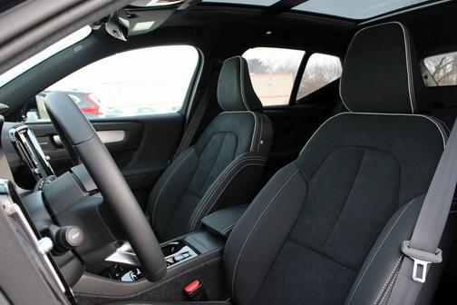 2026 Volvo XC40 B5 Ultra Black Edition