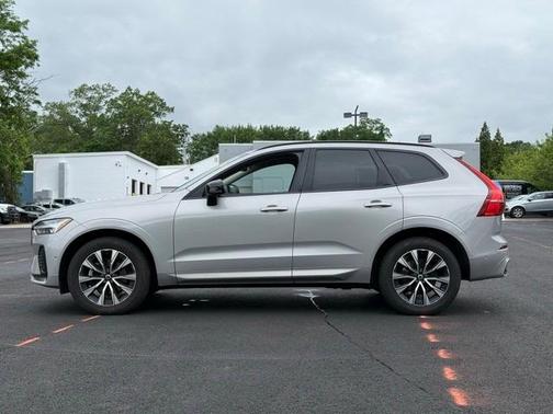 2023 Volvo XC60 B5 Plus Dark Theme