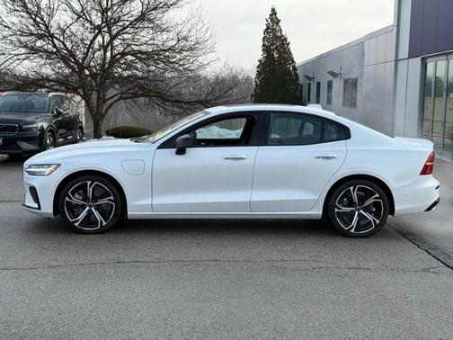 2023 Volvo S60 Recharge Plug-In Hybrid T8 Plus Dark Theme