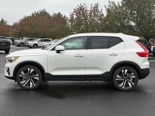 2024 Volvo XC40 B5 Plus Bright Theme