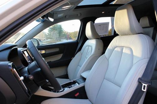 2024 Volvo XC40 B5 Plus Bright Theme