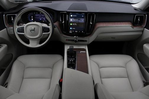 2022 Volvo XC60 B5 Momentum