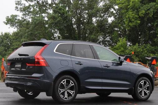 2022 Volvo XC60 B5 Momentum