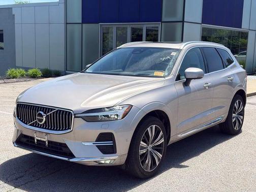 Bright 2023 Volvo XC60 B5 Ultimate Bright Theme