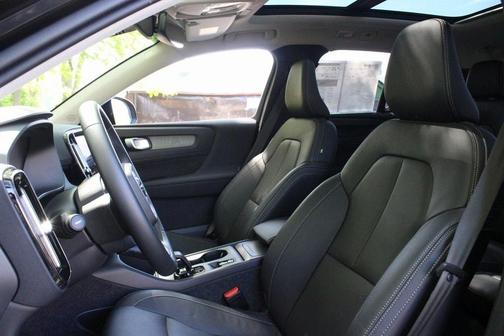 2025 Volvo XC40 B5 Core Bright Theme