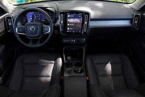 2025 Volvo XC40 B5 Core Bright Theme