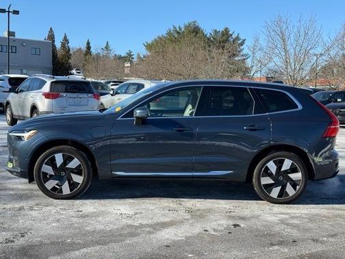2023 Volvo XC60 Recharge Plug-In Hybrid T8 Plus Bright Theme