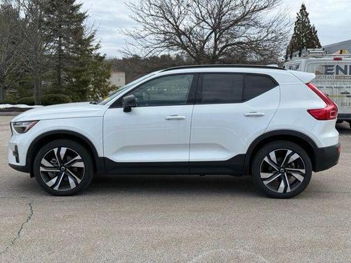 2025 Volvo XC40 B5 Plus Dark Theme