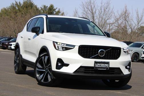 2025 Volvo XC40 B5 Plus Dark Theme