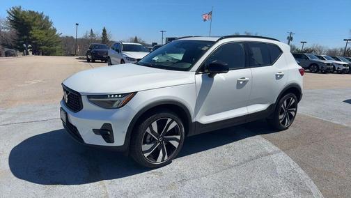 Crystal White Pearl 2025 Volvo XC40 B5 Plus Dark Theme