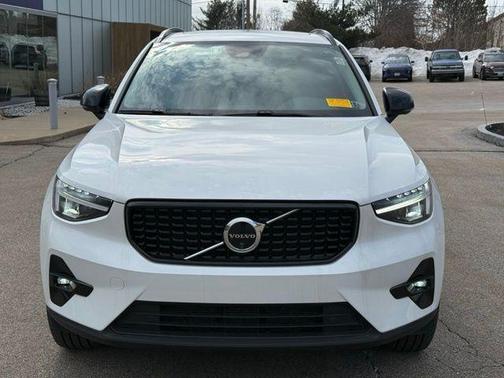 2025 Volvo XC40 B5 Plus Dark Theme
