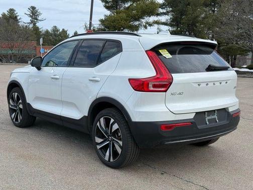 2025 Volvo XC40 B5 Plus Dark Theme