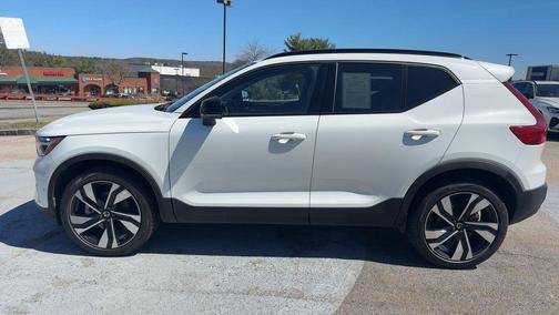 Crystal White Pearl 2025 Volvo XC40 B5 Plus Dark Theme