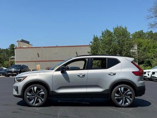 2025 Volvo XC40 B5 Plus Dark Theme