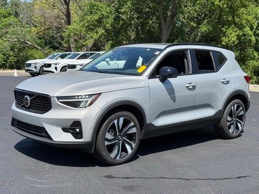 2025 Volvo XC40 B5 Plus Dark Theme