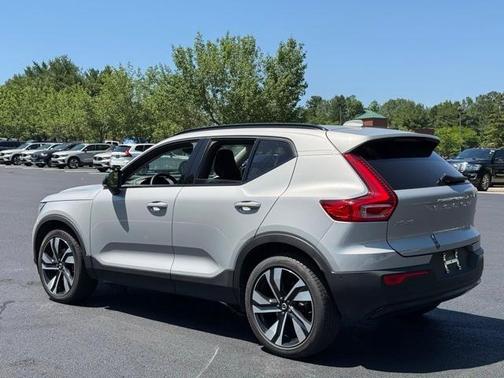 2025 Volvo XC40 B5 Plus Dark Theme