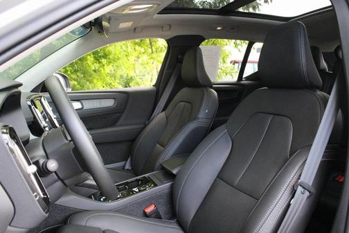 2025 Volvo XC40 B5 Plus Dark Theme