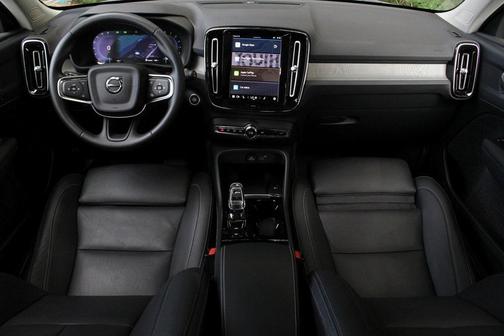 2025 Volvo XC40 B5 Plus Dark Theme