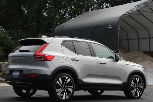 2025 Volvo XC40 B5 Plus Dark Theme
